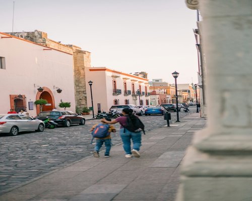 Gente caminando en la calle de una ciudad mexicana